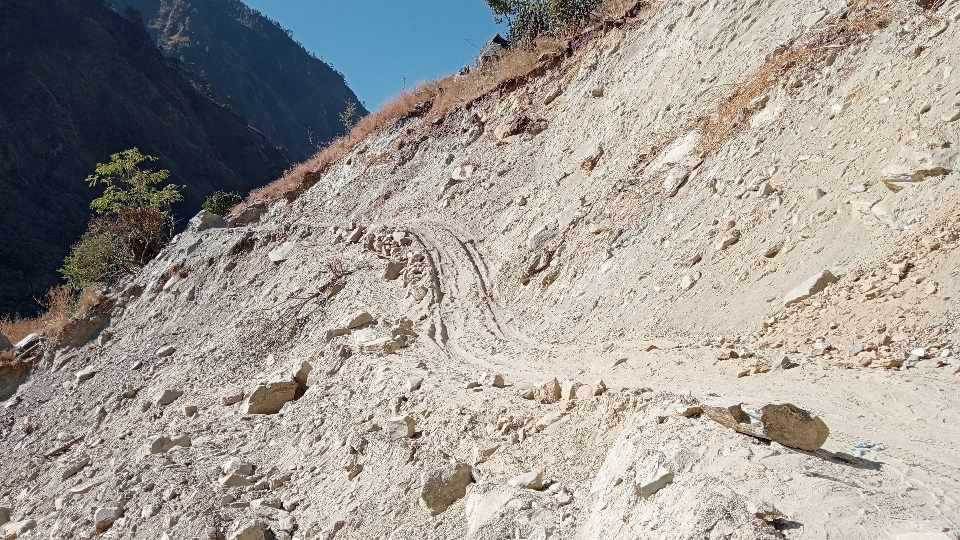 कर्णाली कोरिडोर सडक बिस्तारः हुम्लाको यांचुमा बकेट चढेर होल खोप्दै कामदार 
